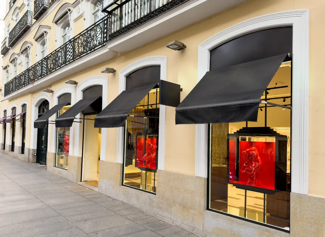 Façade vitrine de magasin en aluminium sur mesure à Neuville-sur-Saône